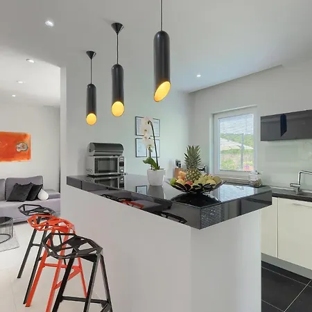 וילה Bella- White