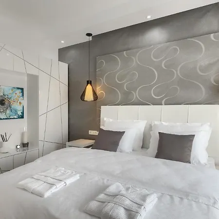 Bella- White וילה *